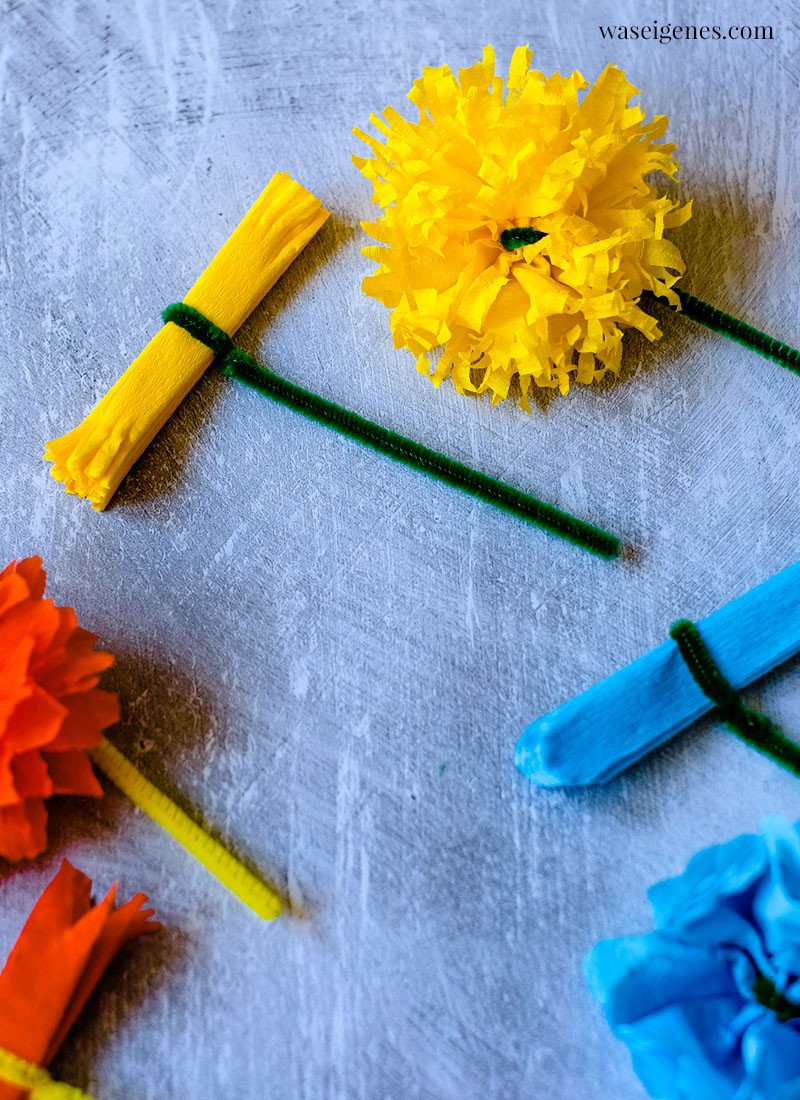 Papierblumen Aus Krepppapier &amp; Pfeifenreiniger Basteln | Waseigenes for Blume Aus Krepppapier Basteln