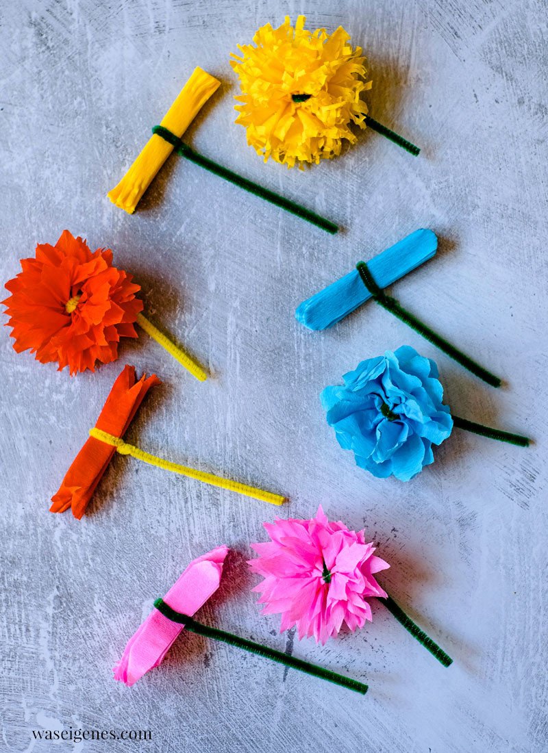 Papierblumen Aus Krepppapier &amp; Pfeifenreiniger Basteln | Waseigenes for Mit Krepppapier Blumen Basteln